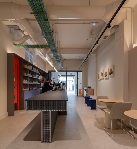 Miksi Social Work Cafe / Berd Studio - Fotografía interior, Cocina, Iluminación, Mesas, Vidrio, Estanterías, Sillas