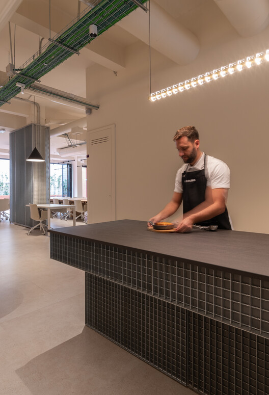 Miksi Social Work Cafe / Berd Studio - Fotografía interior, Iluminación, Sillas