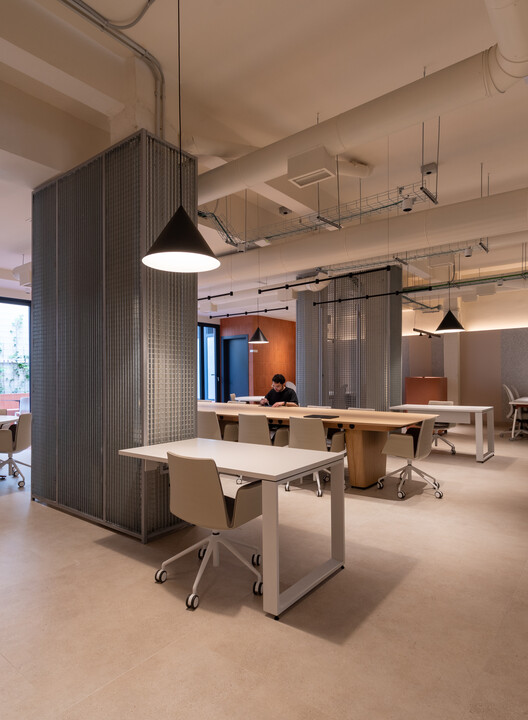 Miksi Social Work Cafe / Berd Studio - Fotografía interior, Mesas, Sillas, Iluminación