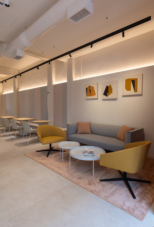 Miksi Social Work Cafe / Berd Studio - Fotografía interior, Sala de estar, Sillas