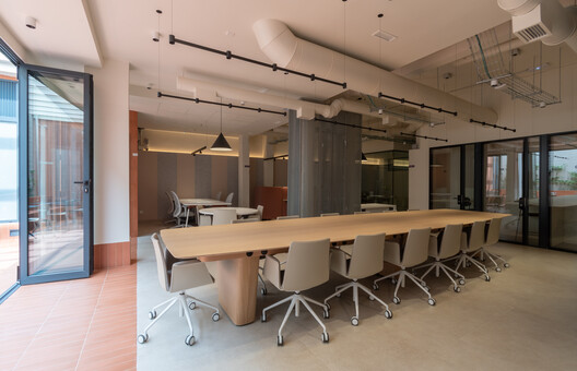 Miksi Social Work Cafe / Berd Studio - Fotografía interior, Comedor, Sillas, Mesas, Iluminación
