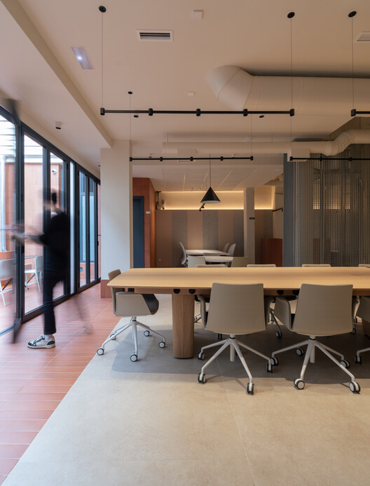 Miksi Social Work Cafe / Berd Studio - Fotografía interior, Comedor, Madera, Sillas, Mesas, Iluminación