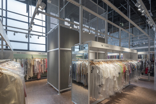Centro comercial Super Zhuanzhuan / SpaceStation - Fotografía interior, Armarios, Vidrio
