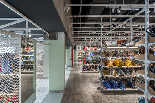 Centro comercial Super Zhuanzhuan / SpaceStation - Fotografía interior, Estanterías