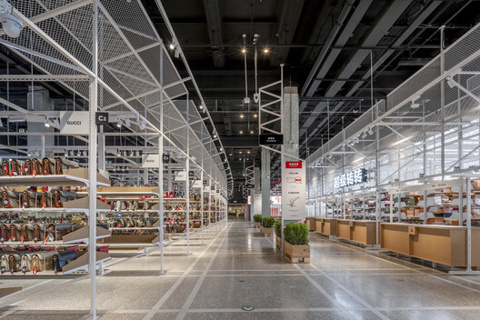 Centro comercial Super Zhuanzhuan / SpaceStation - Fotografía interior, Vidrio, Acero, Fijación Vigas