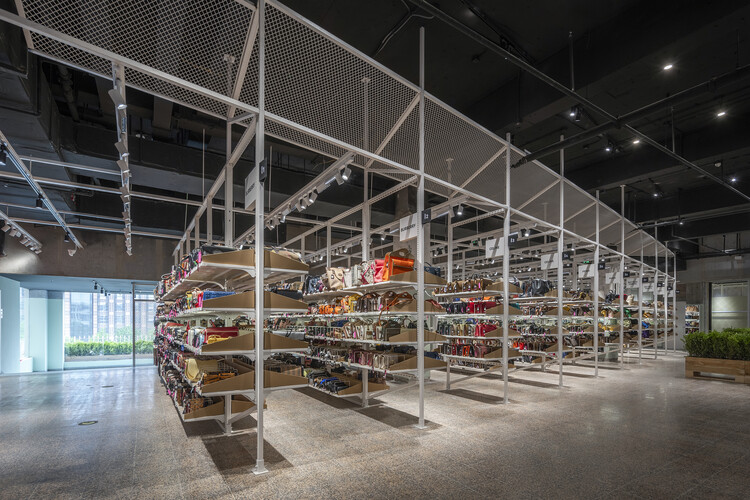 Centro comercial Super Zhuanzhuan / SpaceStation - Fotografía interior, Estanterías, Vidrio