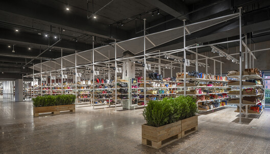 Centro comercial Super Zhuanzhuan / SpaceStation - Fotografía interior, Estanterías