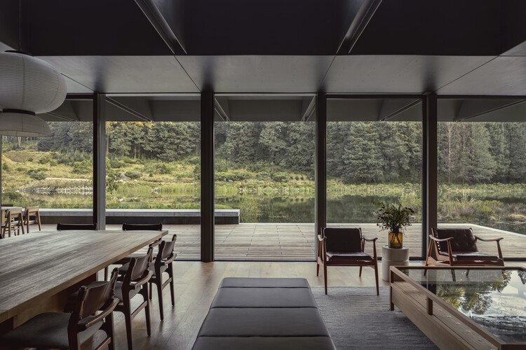 Pabellón de la Reserva / HEMAA - Fotografía interior, Madera, Mesas, Vidrio, Sillas