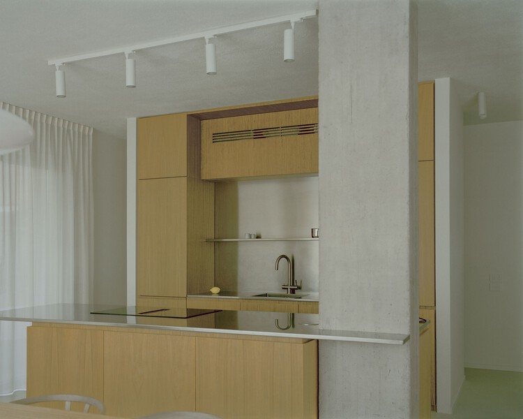 Casa con una ventana cuadrada / Set Architects - Fotografía interior, Madera, Cocina, Encimera, Iluminación, Vidrio
