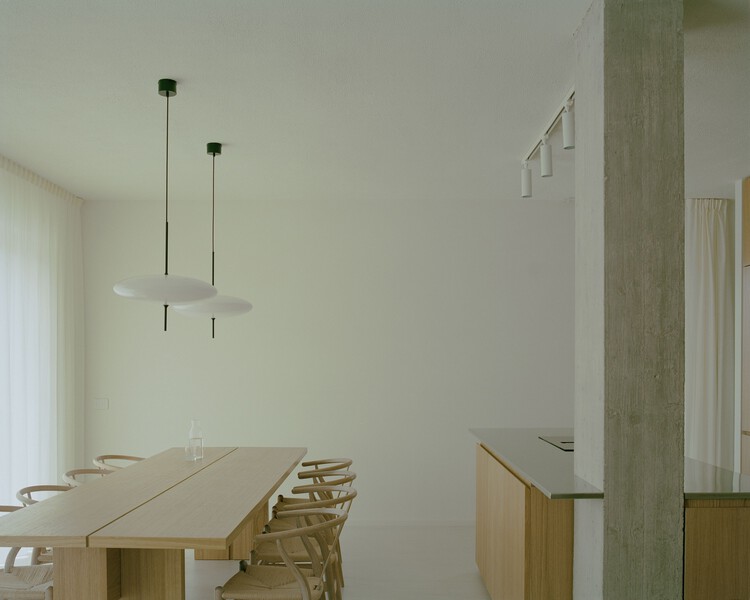 Casa con una ventana cuadrada / Set Architects - Fotografía interior, Madera, Sillas
