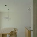 Casa con una ventana cuadrada / Set Architects - Fotografía interior, Casas, Sillas
