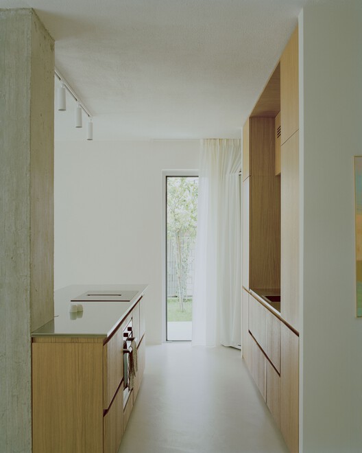 Casa con una ventana cuadrada / Set Architects - Fotografía interior, Madera, Encimera