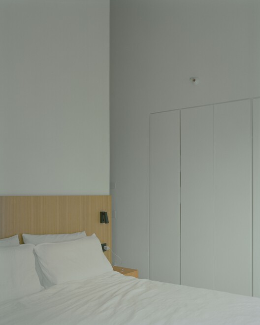 Casa con una ventana cuadrada / Set Architects - Fotografía interior, Dormitorio, Madera, Iluminación, Camas