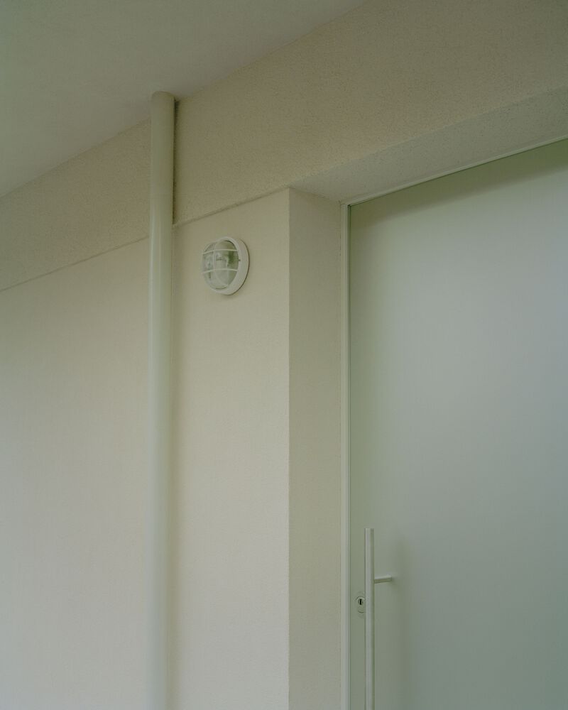 Casa con una ventana cuadrada / Set Architects - Fotografía interior
