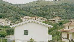 Casa con una ventana cuadrada / Set Architects