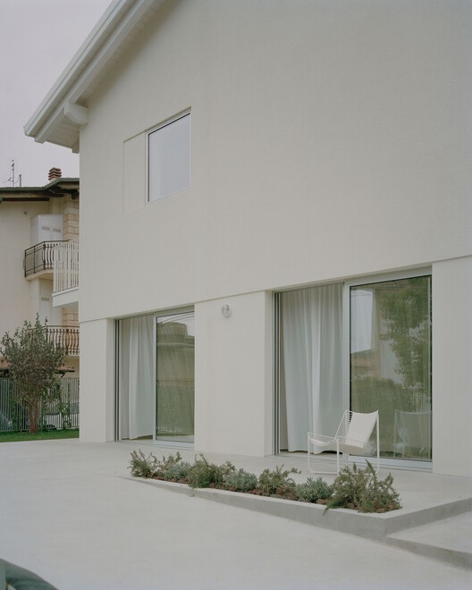Casa con una ventana cuadrada / Set Architects - Fotografía interior, Concreto