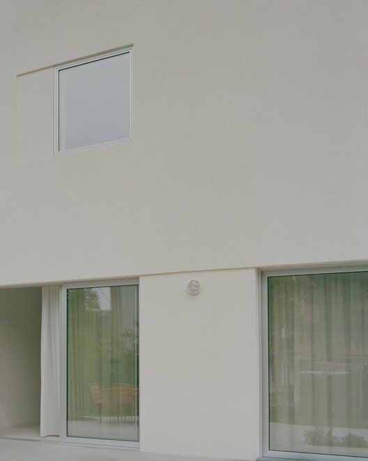 Casa con una ventana cuadrada / Set Architects - Fotografía interior, Concreto