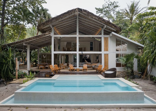 Crossing Hemispheres: Thatched Roofs from America to Asia - Image 9 of 21