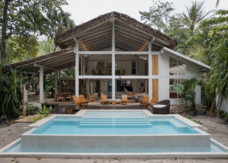 Crossing Hemispheres: Thatched Roofs from America to Asia - Image 9 of 21