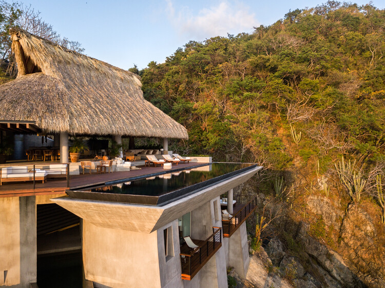 Crossing Hemispheres: Thatched Roofs from America to Asia - Image 11 of 21