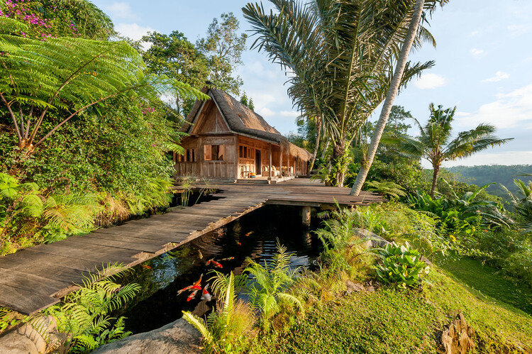 Crossing Hemispheres: Thatched Roofs from America to Asia - Image 10 of 21