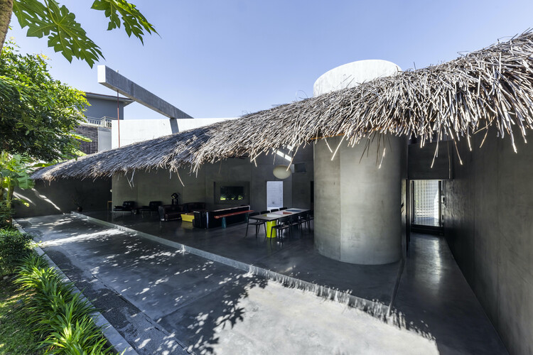 Crossing Hemispheres: Thatched Roofs from America to Asia - Image 14 of 21