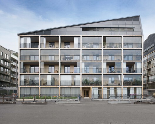 Brofästet Apartment Building / DinellJohansson