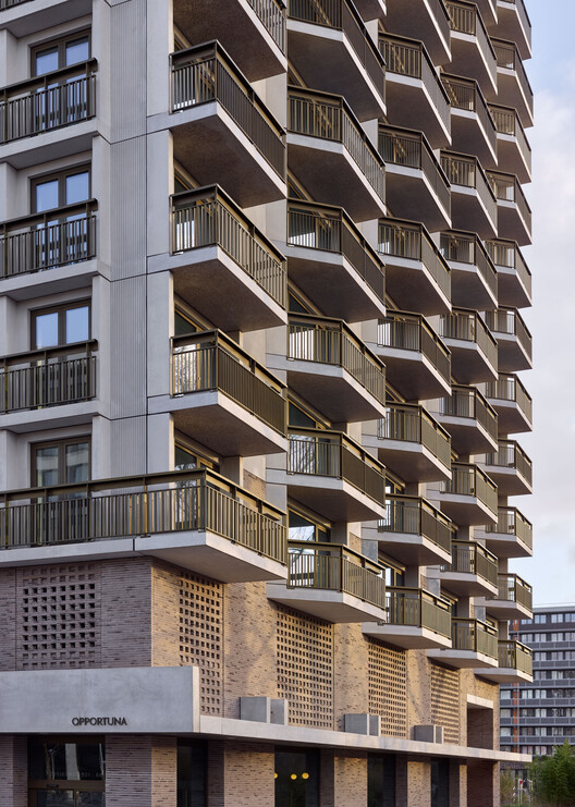 Opportuna Residential Tower  / Office Winhov + Office Haratori - Image 7 of 21