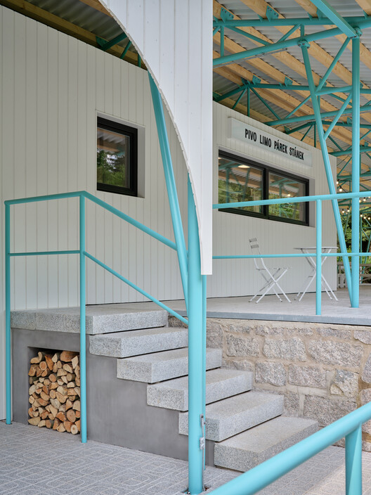 Piscina da Floresta / Mjölk architekti - Fotografia de Interiores, Madeira, Escada, Corrimão, Aço