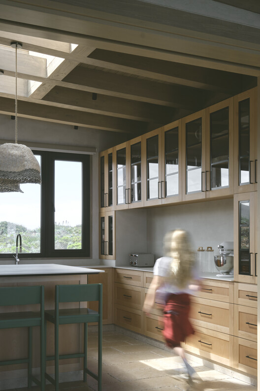 Casa EP / LOTE STUDIO + Ignacio Ferreira - Fotografía interior, Cocina, Madera, Iluminación, Vidrio, Encimera, Sillas