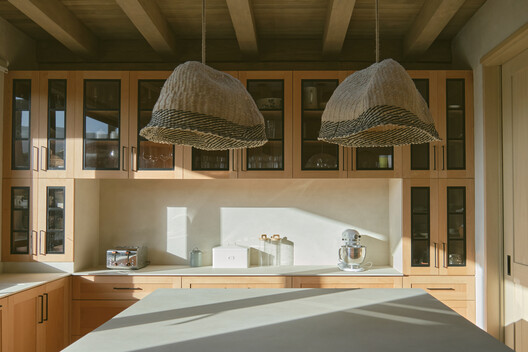 Casa EP / LOTE STUDIO + Ignacio Ferreira - Fotografía interior, Madera, Cocina, Encimera, Iluminación, Sillas, Vidrio