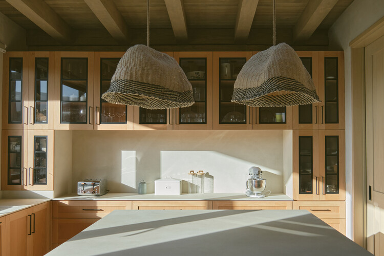 Casa EP / LOTE STUDIO + Ignacio Ferreira - Fotografía interior, Madera, Cocina, Encimera, Iluminación, Sillas, Vidrio