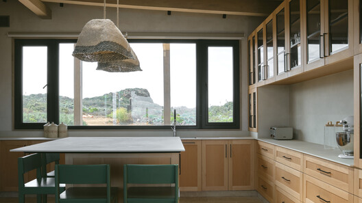 Casa EP / LOTE STUDIO + Ignacio Ferreira - Fotografía interior, Cocina, Madera, Encimera, Vidrio, Sillas