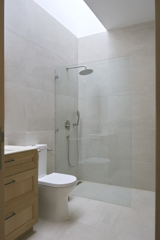 Casa EP / LOTE STUDIO + Ignacio Ferreira - Fotografía interior, Baño, Inodoros, Tarjas, Duchas, Vidrio, Puerta