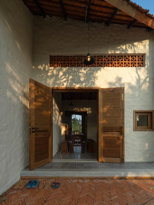 Casa Cashew Garden / G+ Architects - Fotografía interior, Madera, Puerta, Fijación Vigas