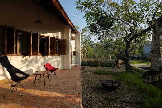 Casa Cashew Garden / G+ Architects - Fotografía exterior, Ladrillo, Sillas
