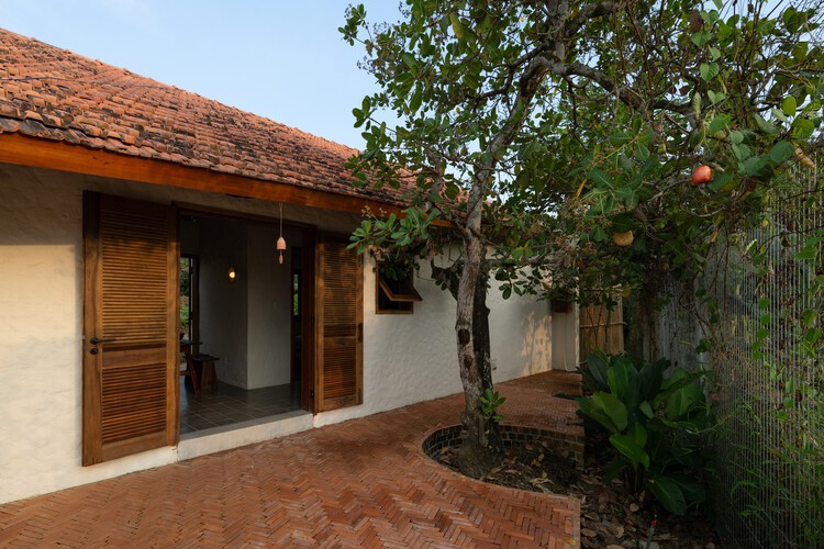 Casa Cashew Garden / G+ Architects - Fotografía exterior, Madera, Puerta, Ladrillo