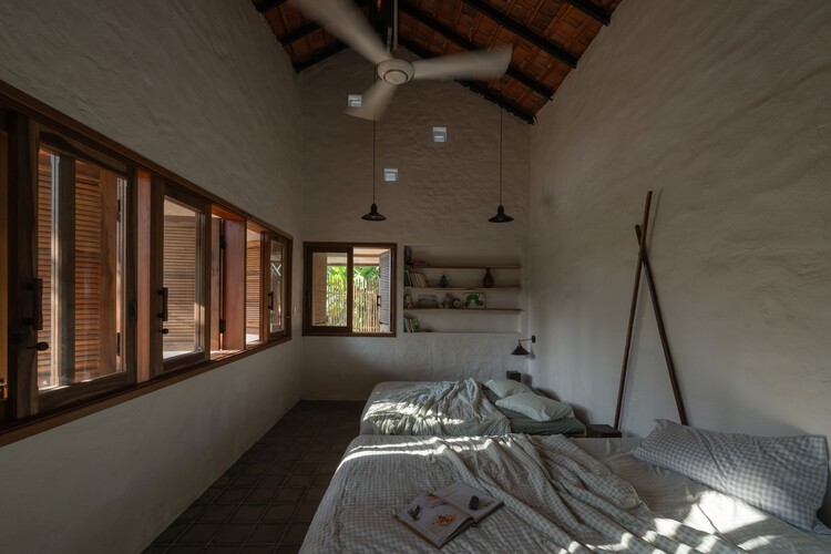 Casa Cashew Garden / G+ Architects - Fotografía interior, Dormitorio, Madera, Iluminación, Camas, Fijación Vigas