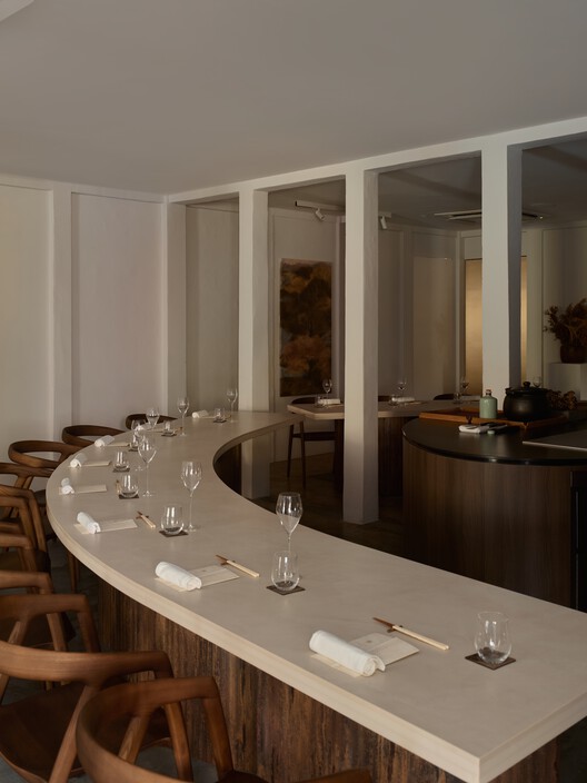 ASU Restaurante / Brock Carmichael Asia - Fotografía interior, Madera, Mesas, Sillas