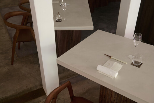 ASU Restaurante / Brock Carmichael Asia - Fotografía interior, Madera, Mesas, Sillas