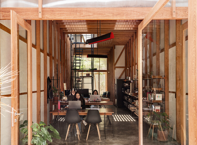 Obra Habitada en Huayruro / INSITU oficina de arquitectura - Fotografía interior, Comedor, Madera, Mesas, Estanterías, Sillas, Vidrio
