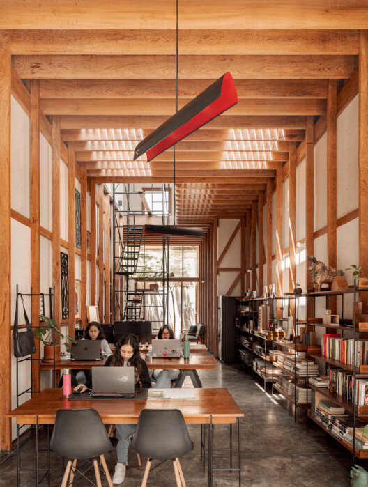 Obra Habitada en Huayruro / INSITU oficina de arquitectura - Fotografía interior, Madera, Estanterías, Iluminación, Vidrio, Sillas