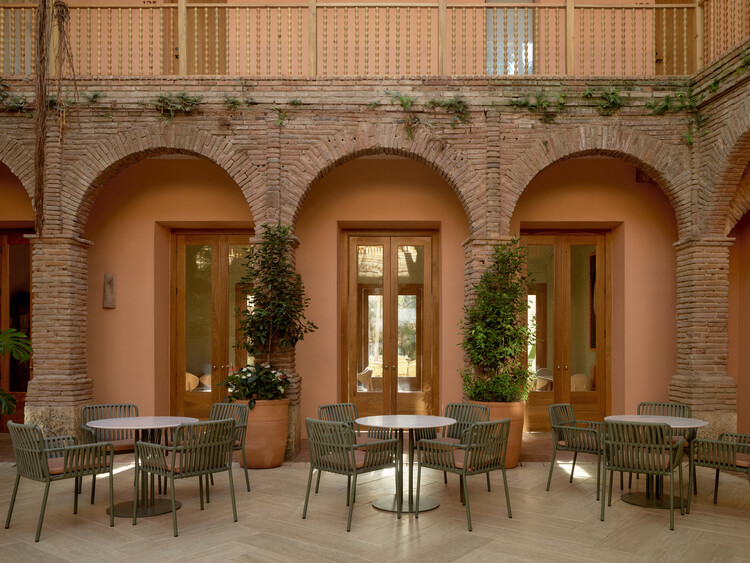 Kimpton Las Mercedes / Moneo Brock Studio - Fotografía interior, Comedor, Patio interior, Pilares, Jardín, Patio, Arcada
