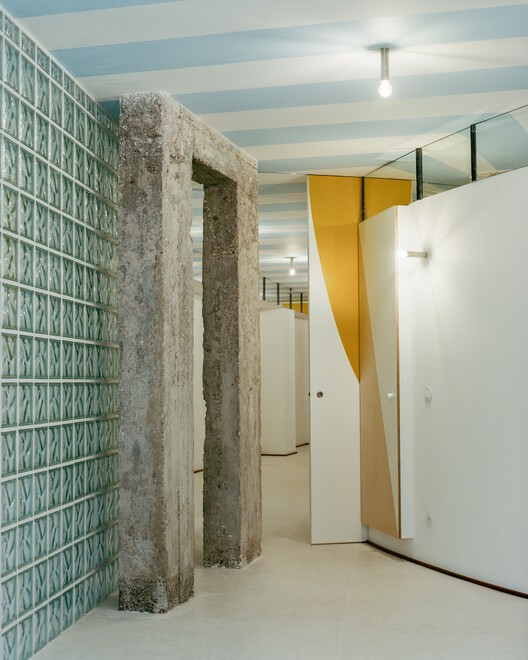 Oasis under a Building / fala - Image 4 of 18