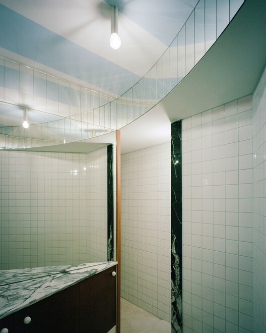 Oasis under a Building / fala - Interior Photography, Bathroom, Glass