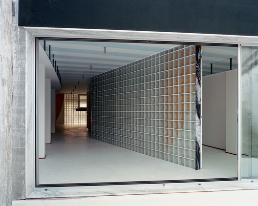 Oasis under a Building / fala - Image 2 of 18