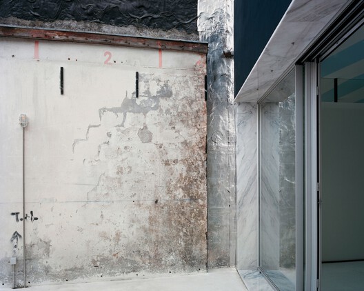 Oasis under a Building / fala - Image 11 of 18