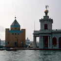 Entre la fantasía y la realidad: el Teatro del Mundo flotante de Aldo Rossi para la Primera Bienal de Arquitectura de Venecia - Imagen 3 de 4