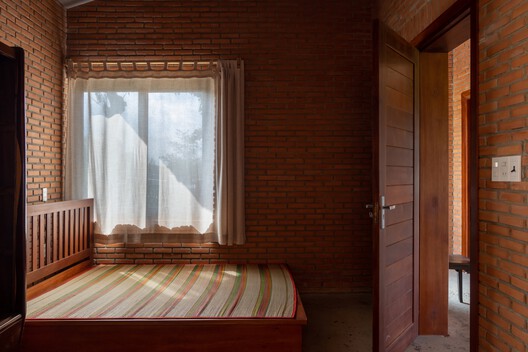 Casa Nha Xuan Tay / G+ Architects - Fotografia de Interiores, Madeira, Dormitório, Cama, Tijolo