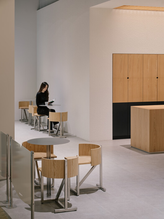 Center Coffee Eastpole 咖啡厅 / KKOL Studio - 室内图, 木头, 椅子
